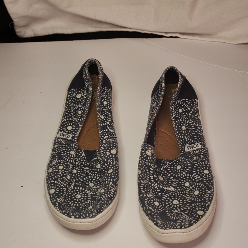 🤯3/$12 Toms Navy & White Shoe Size 5